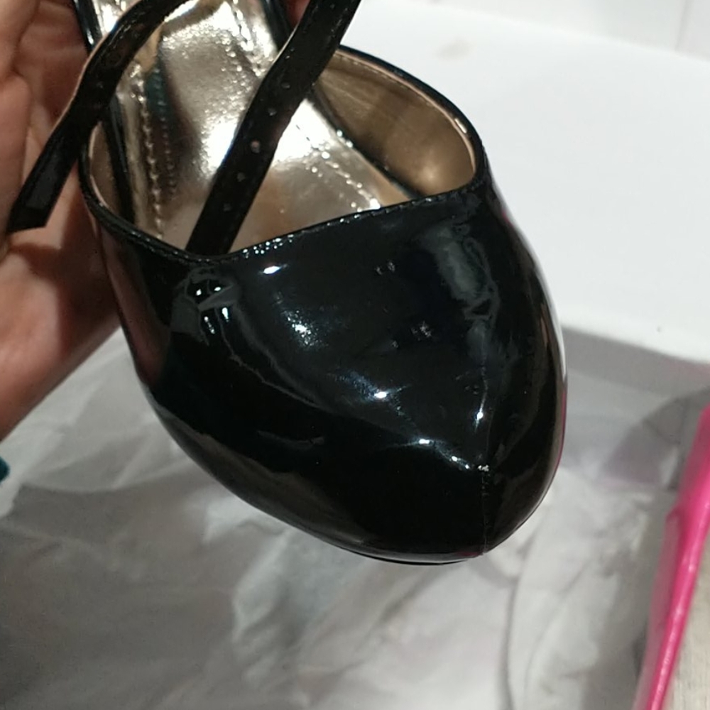 Shoes - Picture 5 of 10